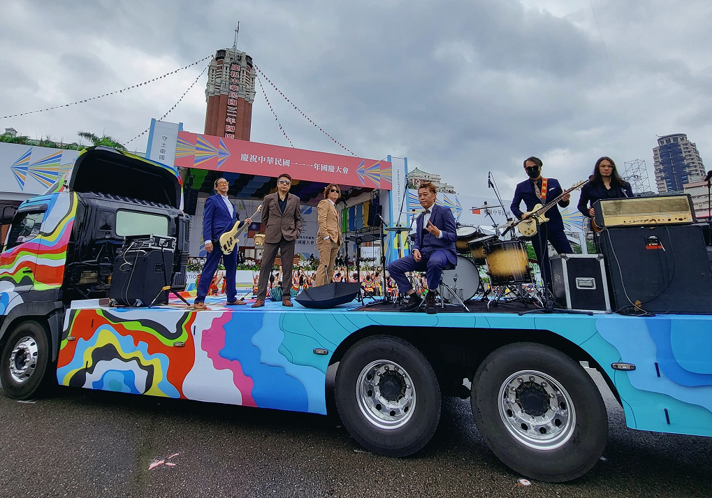 【分享】董事長樂團 穿著黑禮帽西服 參與雙十國慶