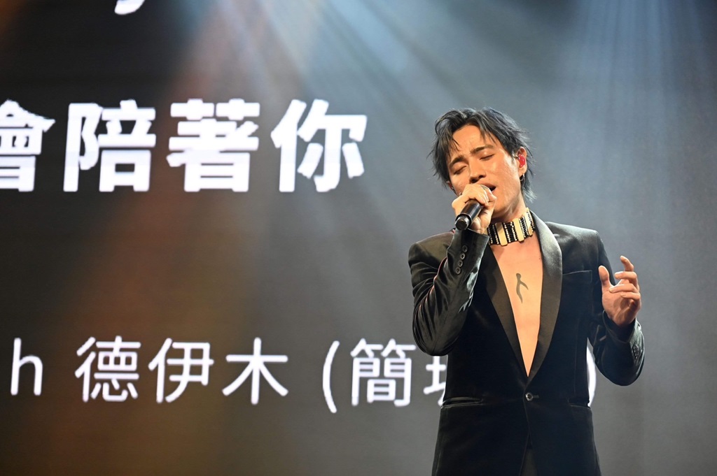 Teymu Ukah德伊木巫卡穿著黑禮帽西服 出席Q POWER Awards頒獎典禮