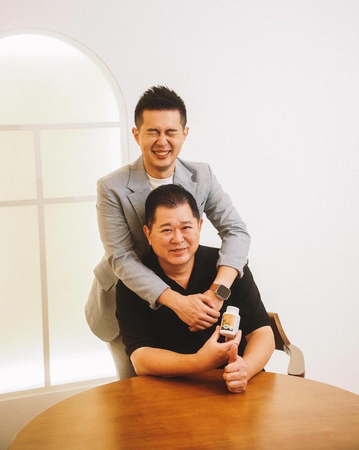 口譯員 浩爾譯世界 著黑禮帽西服拍攝父親節企劃