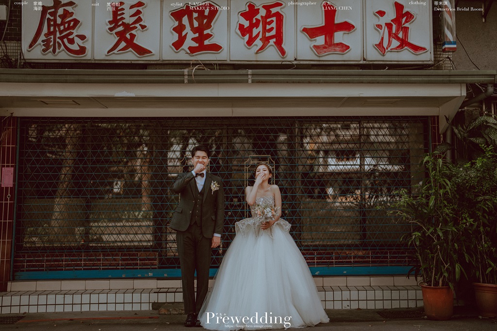 新人婚紗照分享-在充滿活力的街頭，愛日復一日綻放著。