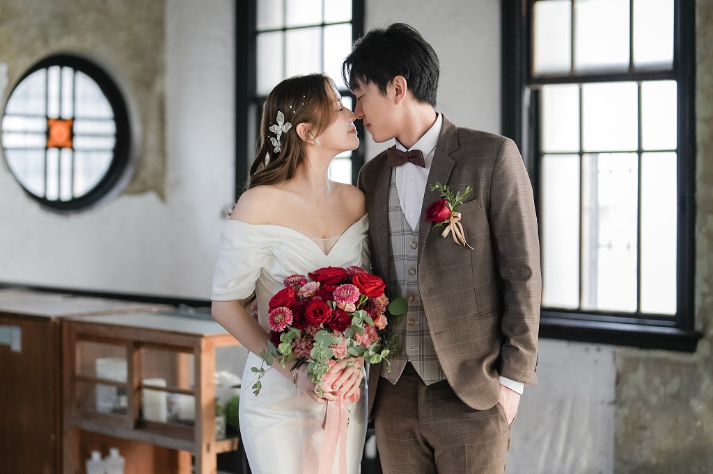 新人婚禮照分享-婚禮派對光影交織，愛與時光交錯融合。