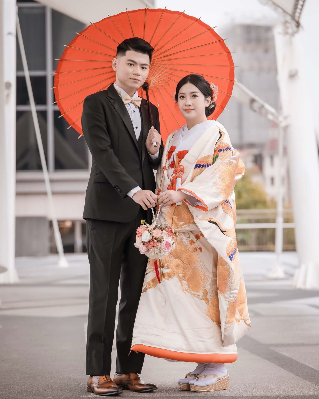 新人婚紗照分享-紅傘為媒，風雨同舟