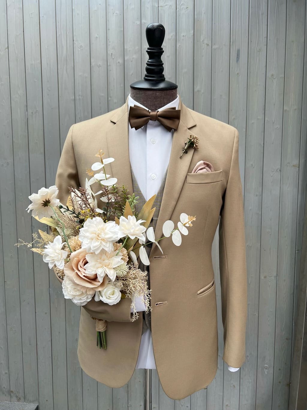 清新浪漫系新郎造型提案：黑禮帽西服為森林婚禮打造的理想穿搭-搭配師Joy