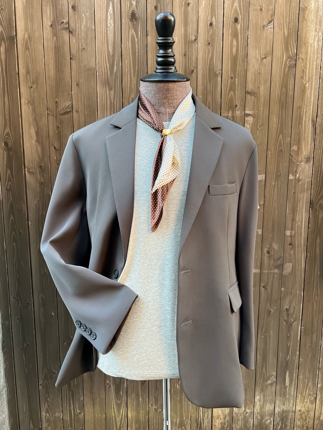 都會隨性穿搭推薦：黑禮帽西服詮釋日常品味的法式優雅-搭配師Joy