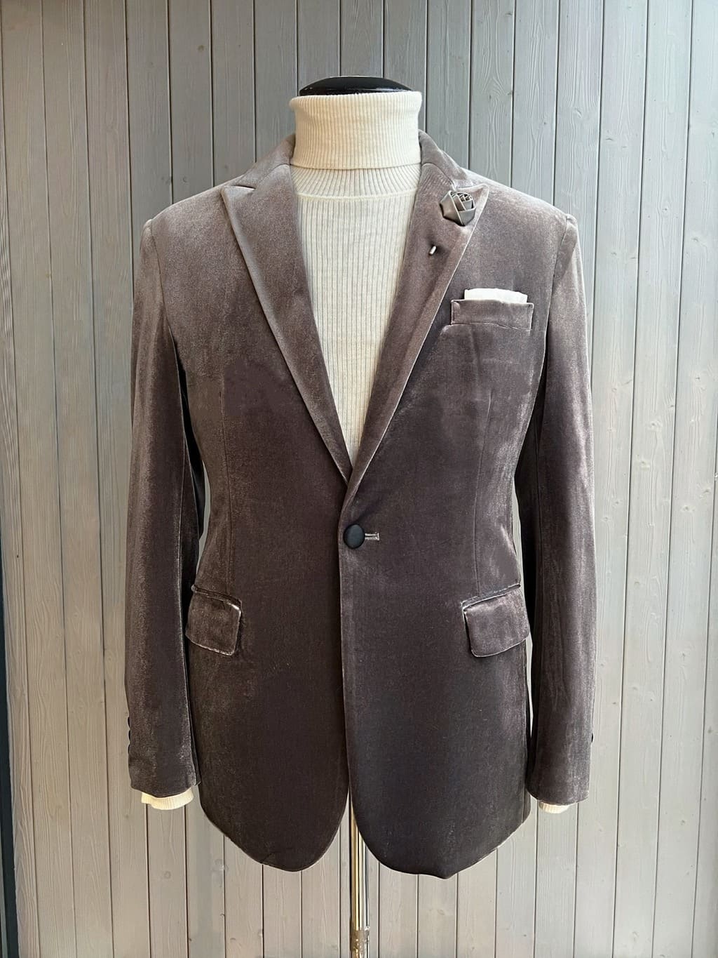 冬季高級感穿搭推薦：絲絨西裝外套 × 高領針織衫，展現低調奢華的男士質感-搭配師Joy