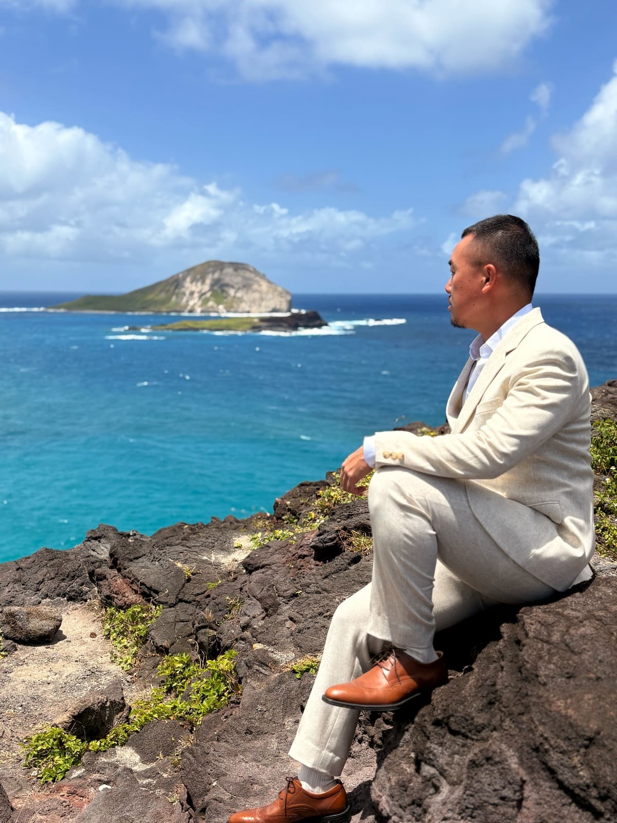 亞麻西裝，十足海島婚禮風格